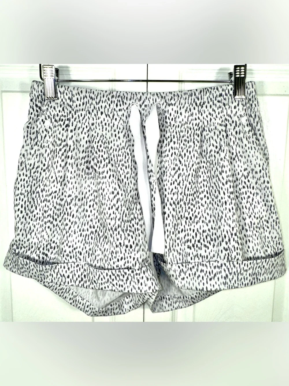 Lululemon Spring Break Away Shorts Dottie Dash White Black Size 6 EUC